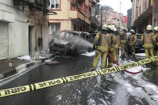 Sürücüsünün direksiyon hakimiyetini kaybettiği otomobil doğalgaz kutusuna çarptı