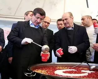Davutoğlu’ndan vatandaşa aşure ikramı