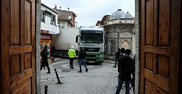 İstanbul’da navigasyonu takip eden tır ara sokakta sıkıştı