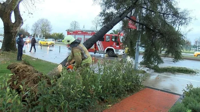 istanbulu-saganak-yagis-vurdu-araclar-yollarda-mahsur-kaldi-iett-otobusunu-su-basti-yolcular-ayakta-durmakta-z-1702741550561.jpeg İstanbul'u sağanak yağış vurdu! Araçlar yollarda mahsur kaldı | İETT otobüsünü su bastı: Yolcular ayakta durmakta zorlandı-11
