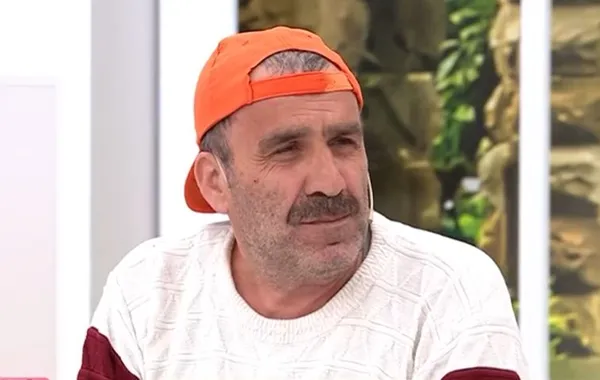 esra-erolda-izleyicileri-soke-oldu-sosyal-medyada-kendini-kadin-olarak-tanitan-ramiz-yuvasini-yikti-kacis-hika-1649176458017.jpg Esra Erol’da izleyicileri şoke oldu! Sosyal medyada kendini kadın olarak tanıtan Ramiz yuvasını yıktı! Kaçış hikayesi filmleri aratmadı-8