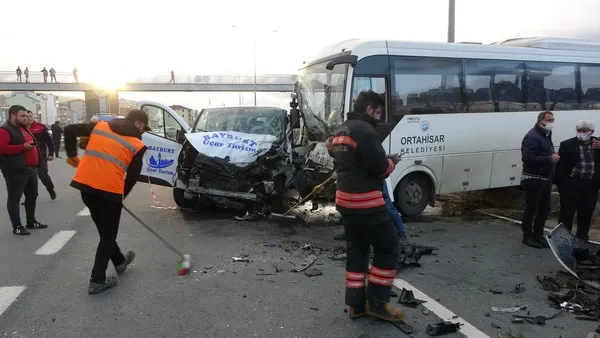 dikkatsiz-yola-giren-surucu-ortaligi-birbirine-katti-3-arac-birbirine-girdi-1636640912369.jpg