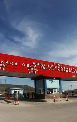 4 FETÖ'cü duruşma salonundan kaçtı!