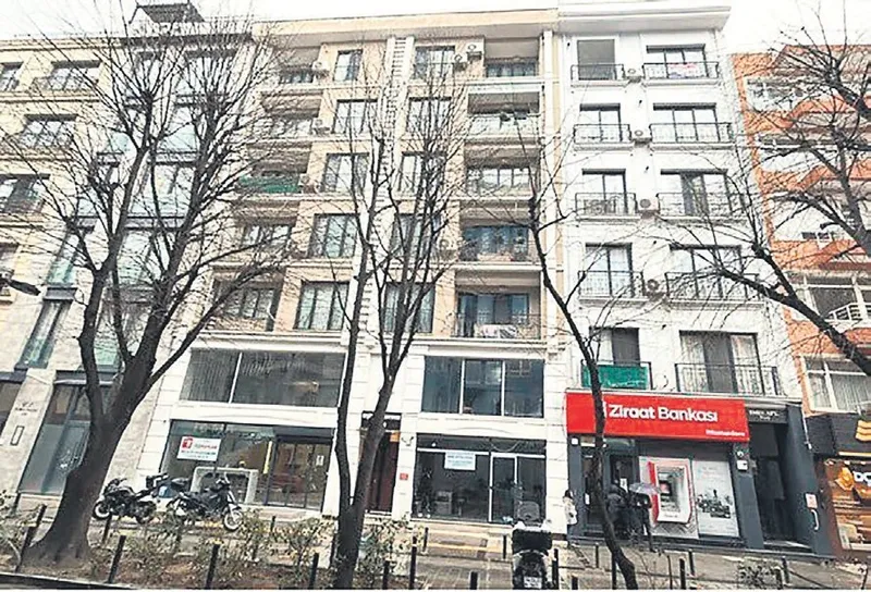 ozgur-ozelin-600-bin-dolarlik-gizli-tapu-skandali-yikimlik-ev-servete-donustu-halk-tvde-neden-bahsedilmedi-1774074330895.jpeg Özel'in yıkılacak dendikten sonra servete dönen dairesinin bulunduğu bina (Fotoğraf TAKVİM Gazetesi)