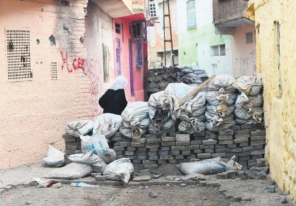 CHP’nin ‘İkinci Yüzyıl Vizyonu’ programında skandallar serisi! CHP’li Böke resmen duyurdu: Sözde barış imzacıları akademisyenler geri dönecek