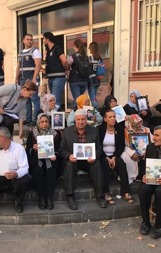 Diyarbakır'daki evlat nöbetine İranlı aileler de katıldı