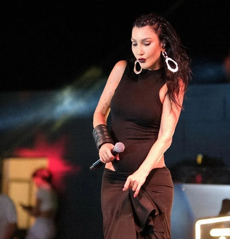 51lik-hande-yenerin-gobek-eriten-sirri-7-gunde-4-kiloyu-resmen-buharlastiriyor-1712606272813.jpeg 7 günde 4 kiloyu resmen buharlaştırıyor! 51'lik Hande Yenerin göbek eriten sırrı!-7