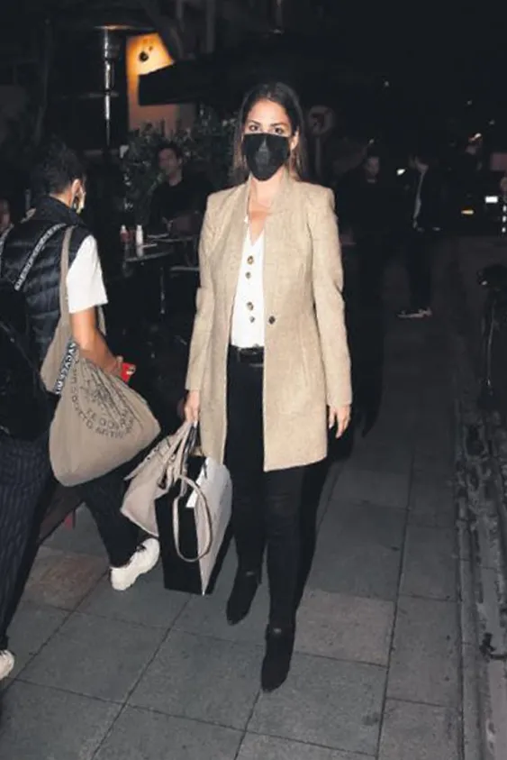 turkan-sorayin-kizi-yagmur-unaldan-demet-ozdemire-ovgu-begendigim-bir-oyuncu-1604010771389.jpg Türkan Şoray'ın kızı Yağmur Ünal'dan Demet Özdemir'e övgü: Beğendiğim bir oyuncu-2