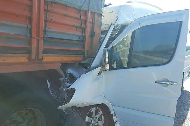 Bilecik'te öğrencileri taşıyan midibüs TIR'a çarptı: 1'i ağır 13 yaralı