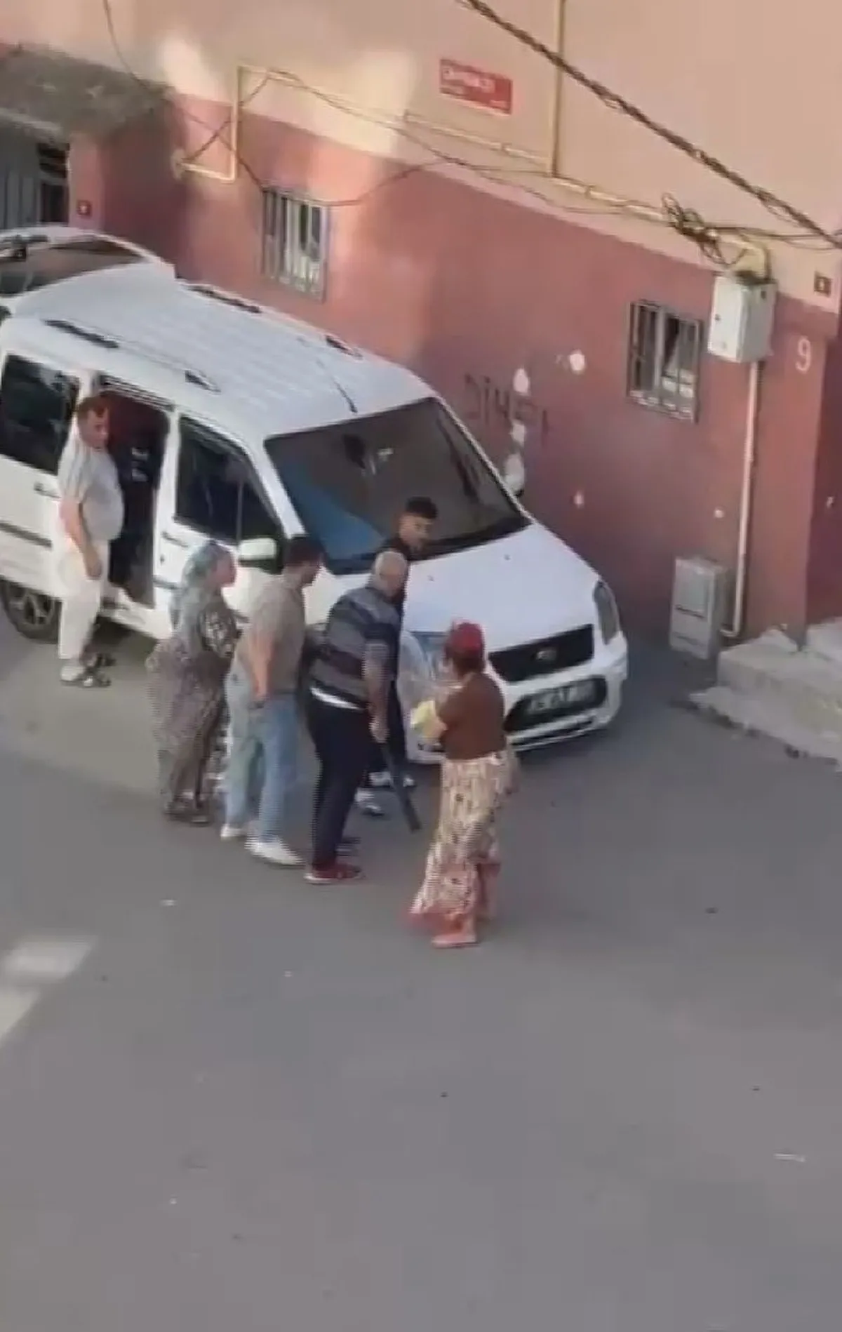 kartalda-kiraci-dehseti-ev-sahibini-gogsunden-bicaklayip-kacti-1782331636526.jpeg Kartal’da kiracı dehşeti: Ev sahibini göğsünden bıçaklayıp kaçtı-5