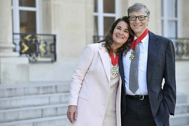 Microsoft’un kurucusu ve eski CEO’su Bill Gates ve eşi Melinda Gates boşanma kararı aldıklarını açıklamıştı. Gatesin aşıları kullanarak insanları takip edebilecek mikroçipleri vücuda yerleştireceği iddialarına gönderme yapan Azerbaycanlı spiker ayrılık haberini sunarken söylediği sözler ile sosyal medyayı kırdı geçirdi.