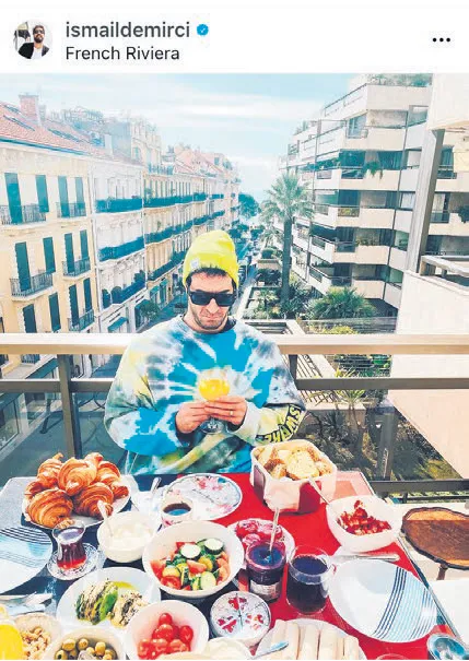 bensu-soralin-buzlari-erittigi-hakan-basin-cannesta-bulunan-750-bin-euroluk-evinde-hande-soralin-yas-gunu-tati-1644261451694.jpg Bensu Soral'ın buzları erittiği Hakan Baş'ın Cannes'ta bulunan 750 bin Euro'luk evinde Hande Soral'ın yaş günü tatili-6