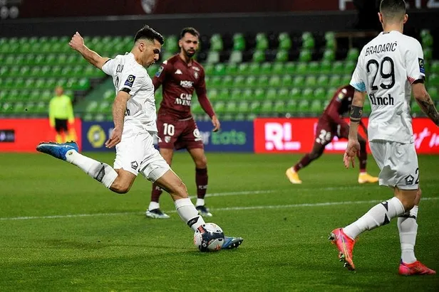 fransa-ligue-1de-lille-burak-yilmaz-ve-zeki-celikin-attigi-gollerle-galip-geldi-1618004177357.jpeg Fransa Ligue 1'de Lille Burak Yılmaz ve Zeki Çelik'in attığı gollerle galip geldi!-4