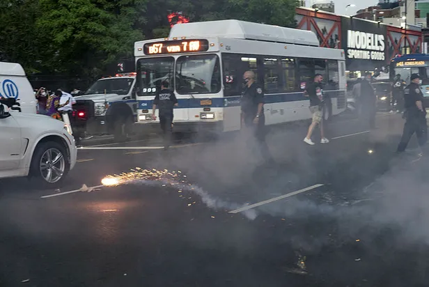new-york-polisi-gostericilerin-uzerine-arac-surdu-belediye-baskani-bill-de-blasio-polisi-savundu-1590932346027.jpg New York polisi göstericilerin üzerine araç sürdü! Belediye Başkanı Bill de Blasio polisi savundu-2