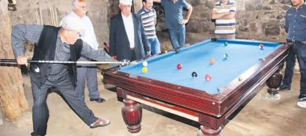 İhtiyar delikanlılardan ahırda bilardo turnuvası