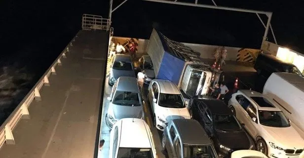 Son dakika... Yalova-Yenikapı seferini yapan feribotun içinde bir kamyon devrildi!