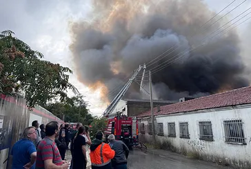 Son dakika: İzmir'de depo yangını