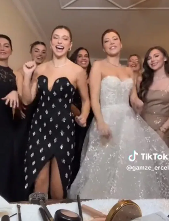 "Hande Erçel burada da oynayamamış" Oyunculuğu ile dalga konusu olan Hande Erçel bu kez bir videodaki hareketleriyle dillere düştü-8