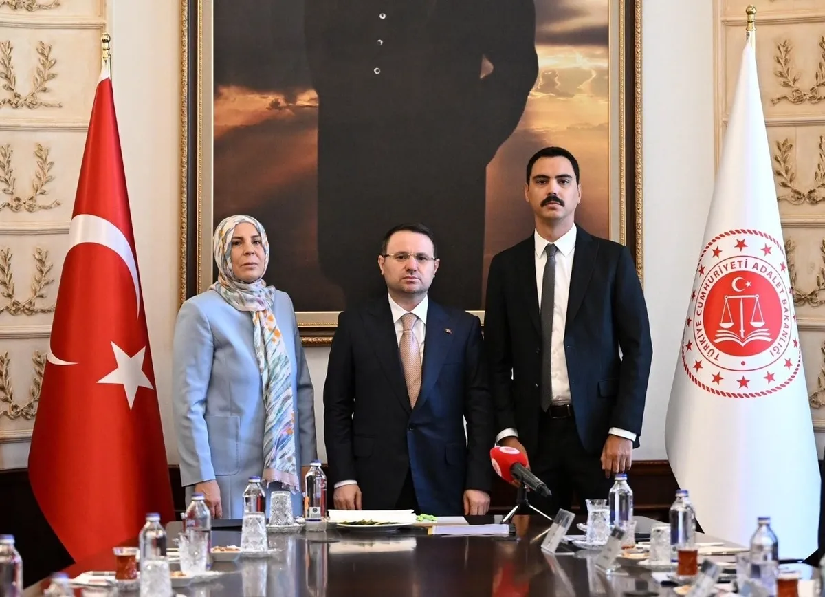 muhsin-yazicioglu-dosyasinda-kritik-gorusme-esi-ve-oglu-adalet-bakani-akin-gurlek-ile-bir-araya-gelecek-1786354007231.jpeg Muhsin Yazıcıoğlu dosyasında kritik görüşme! Ailesini Adalet Bakanı Akın Gürlek kabul etti-3