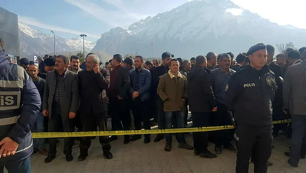 ogrenci-servisi-sarampole-uctu-olu-ve-yaralilar-var-1575453712824.jpg Öğrenci servisi şarampole uçtu! Ölü ve yaralılar var-2