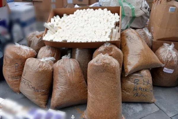 SON DAKİKA: İki ilde kaçakçılık operasyonu: 7 milyon adet makaron ele geçirildi-2