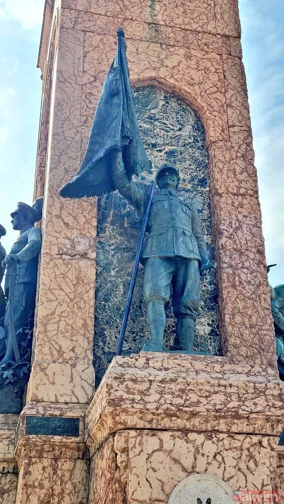 Taksim Meydanı'ndaki Cumhuriyet Anıtı'nın sancak direği yine kırıldı - 1