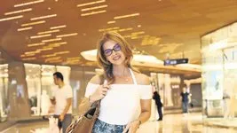 Pelin Karahan alışveriş yaparken objektiflere yansıdı