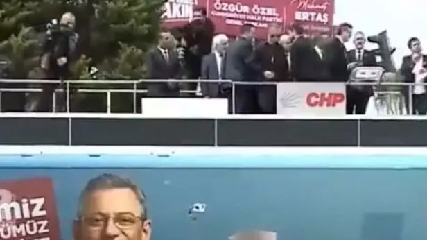 Oy için her tuşa basan CHPnin Balıkesir mitinginde skandal! Mikrofon açık unutulunca olanlar oldu: Ezan ne zaman okunuyor? Ben zayıfım bu konuda