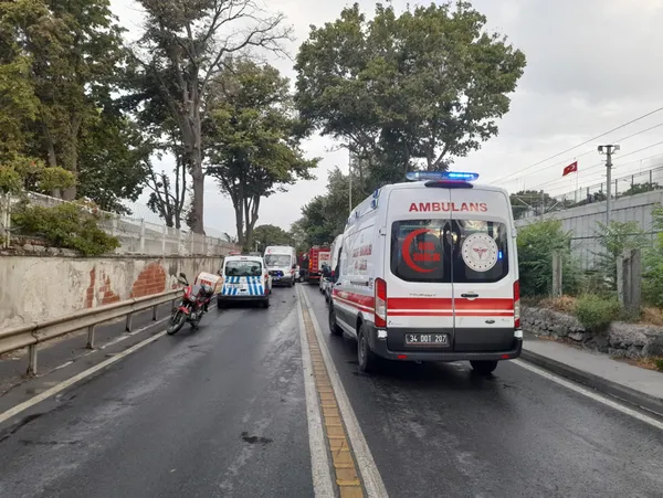 istanbul-bakirkoyde-3-arac-birbirine-girdi-2si-kadin-4-yarali-1630647073901.jpg İstanbul Bakırköy'de 3 araç birbirine girdi! 2'si kadın 4 yaralı-7