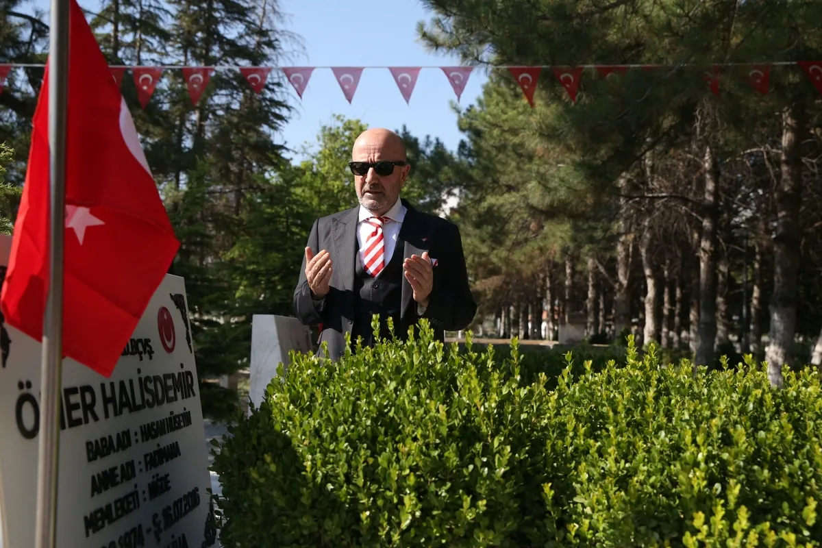 Ömer Halisdemir'in kabrine akın... Aksakallı: O Alparslan'ın kefenini giydi! Gazze'den duygulandıran çizim-7