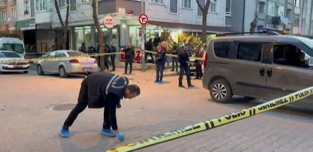 Avcılar'da gündüz vakti kanlı infazın görüntüsü ortaya çıktı! İki motosikletli önce yaraladıkları kişiyi geri gelip öldürdü-4