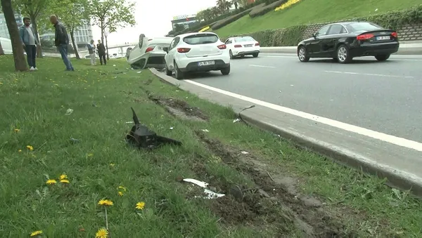 Başakşehir'de virajı dönemeyen otomobil takla attı: 2 yaralı-3