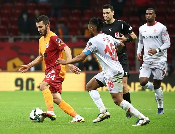 galatasaray-taraftarla-baristi-feghouli-ve-keremin-golleriyle-3-puani-hanesine-yazdirdi-1640467918265.jpeg Galatasaray taraftarla barıştı! Feghouli ve Kerem'in golleriyle 3 puanı hanesine yazdırdı-8