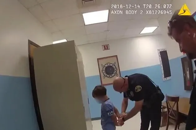 ABD polisinden skandal hareket! Engelli çocuğa ters kelepçe taktılar