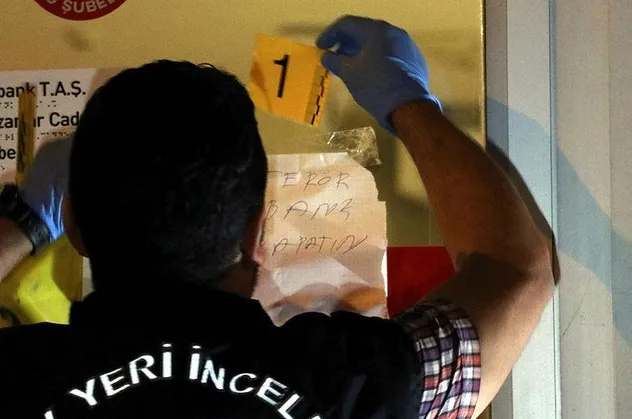 Banka kapısına yapıştırılan not polisi alarma geçirdi