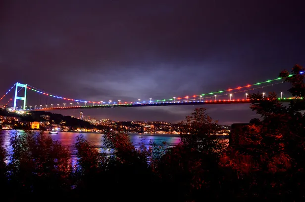 İstanbul'un köprüleri, Azerbaycan bayrağı renklerine büründü-1