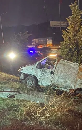 Son dakika: TEM Otoyolu'nda kontrolden çıkan hafif ticari araç kanala uçtu: 2 ağır yaralı