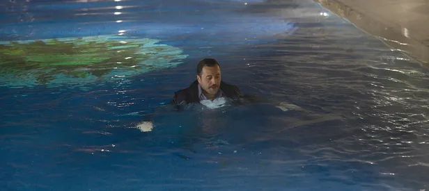 Yetkin Dikinciler buz gibi havuza atladı-2