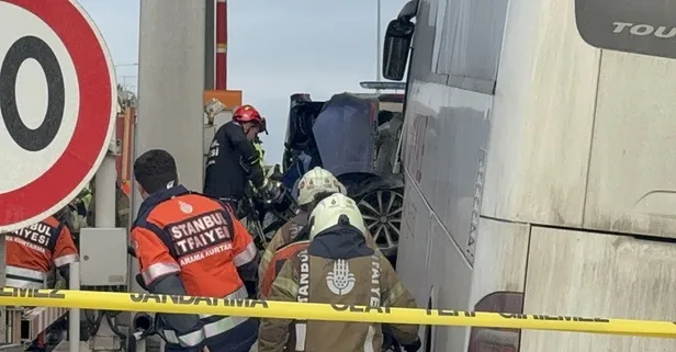 Kınalı gişelerinde feci kaza: Yolcu otobüsünün çarptığı otomobil ezildi