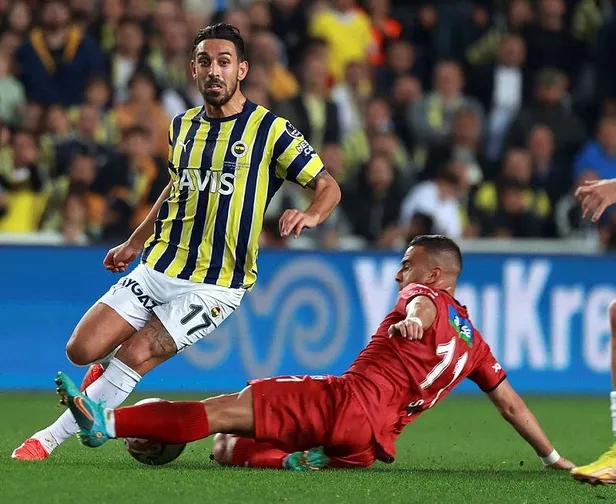 fenerbahce-zorlu-sivasspor-macinda-10-kisi-kalmasina-ragmen-3-puani-almayi-basardi-1667848524773.jpeg