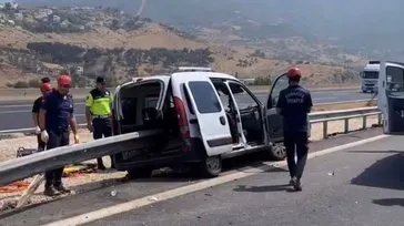 Otomobil bariyerlere saplandı: 2 ölü!