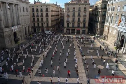 İspanya’da sağlık çalışanları protesto için soyundu!