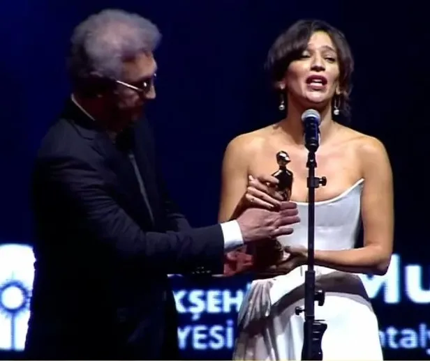 tamer-karadagli-nihal-yalcin-olayi-ne-cocuklar-duymasinin-haluku-konusma-devam-ederken-odulunu-uzatti-sonrasinda-1633819994192.jpg Tamer Karadağlı Nihal Yalçın olayı ne? Çocuklar Duymasın'ın Haluk'u konuşma devam ederken ödülünü uzattı sonrasında...-5