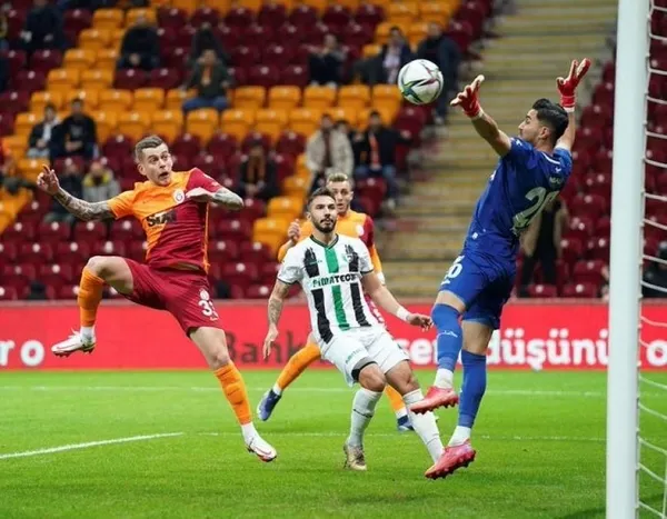 denizlisporun-genc-eldiveni-abdulkadir-sungerin-galatasaray-macinda-parlayan-yildizi-cabuk-sondu-1644142624666.jpg Denizlispor'un genç eldiveni Abdülkadir Sünger'in Galatasaray maçında parlayan yıldızı çabuk söndü-4