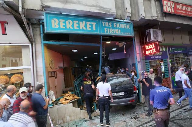 Rize'de kontrolden çıkan araç fırına daldı: 2 yaralı