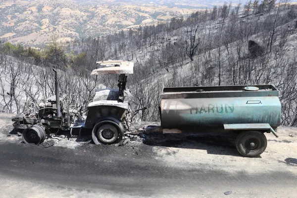 yangini-sondurmeye-calisirken-traktoruyle-birlikte-alevlerin-icinde-kalan-ciftci-kolumdaki-deri-naylon-gibi-acildi-yine-olsa-hic-dusunmeden-giderim-1627997338268.jpg Yangını söndürmeye çalışırken traktörüyle birlikte alevlerin içinde kalan çiftçi: Kolumdaki deri naylon gibi açıldı! Yine olsa hiç düşünmeden giderim-11