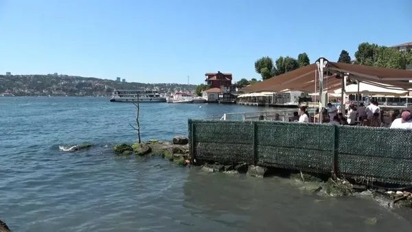 istanbul-bogazinda-savas-gemisi-panigi-dalgalar-sonrasi-kafeyi-su-basti-iskele-parcalandi-1625984236366.jpg İstanbul Boğazı'nda savaş gemisi paniği! Dalgalar sonrası kafeyi su bastı iskele parçalandı-5