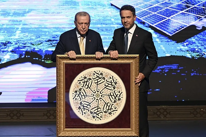 baskan-erdogandan-chpdeki-kavgaya-gonderme-dun-kahraman-ilan-ettiklerini-bugun-hain-ilan-ediyorlar-enerji-mesa-1780492421114.jpeg Başkan Erdoğan'dan CHP'deki kavgaya gönderme: Dün kahraman ilan ettiklerini bugün hain ilan ediyorlar | Enerji mesajı: Milli güvenlik meselesi-6