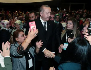 Başkan Erdoğan'a AK Partili kadınlardan sevgi gösterisi