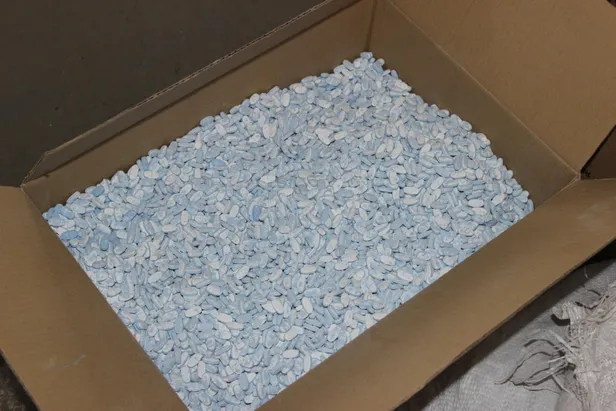 İzmir'de cinsel içerikli kaçak ürün operasyonu-6